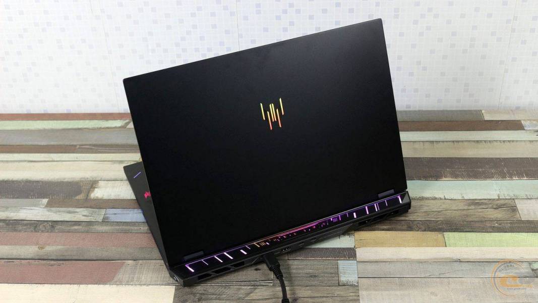 Acer Predator Helios 18 AI-2-1