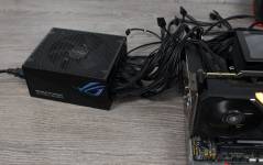 ASUS_ROG-STRIX-1000W Gold Aura2