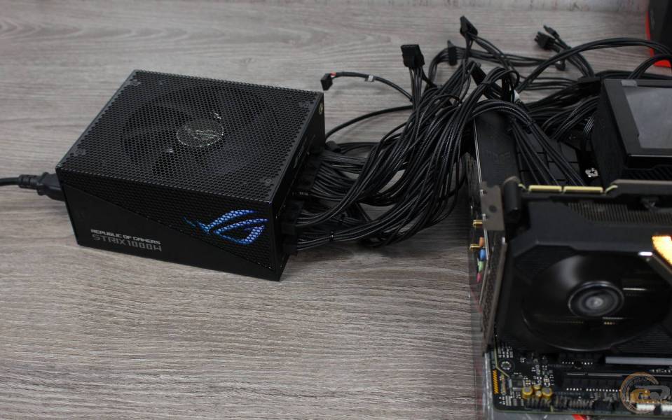 ASUS_ROG-STRIX-1000W Gold Aura2