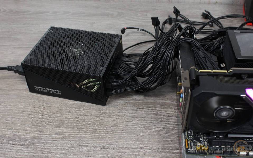ASUS_ROG-STRIX-1000W Gold Aura2