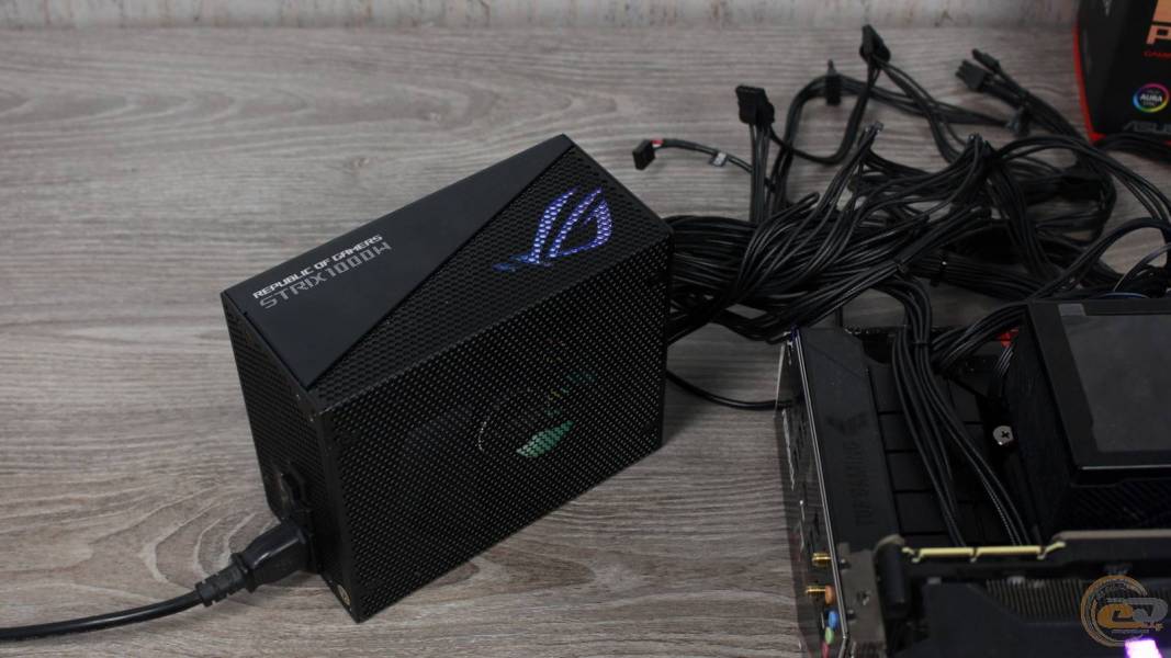ASUS_ROG-STRIX-1000W Gold Aura2