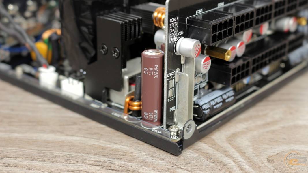 ASUS ROG Strix 550W Gold-1