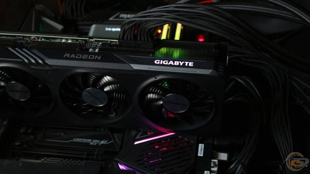 GIGABYTE Radeon RX 7600 XT-2-1
