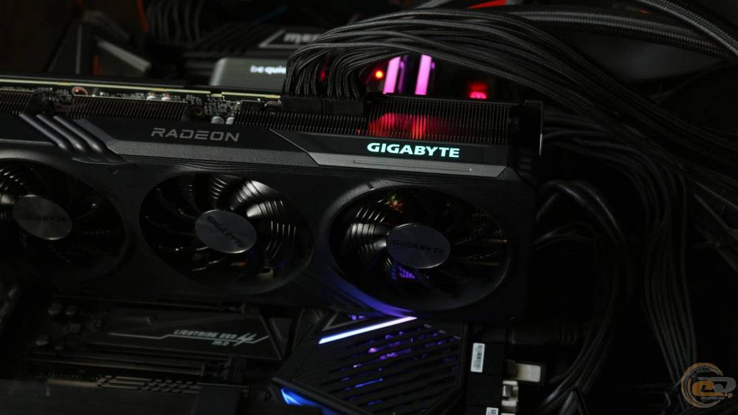 GIGABYTE Radeon RX 7600 XT-2-1