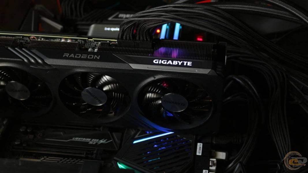 GIGABYTE Radeon RX 7600 XT-2-1