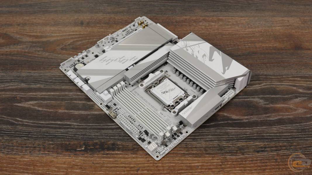 GIGABYTE X870 AORUS ELITE X3D ICE-4