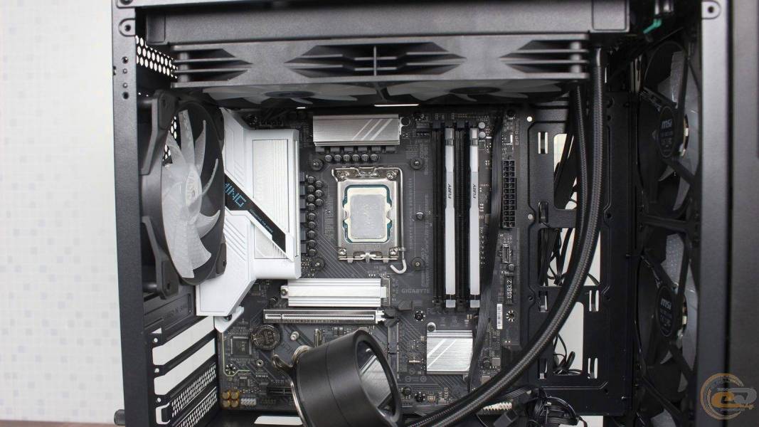 MSI MAG FORGE M110R AIRFLOW-11