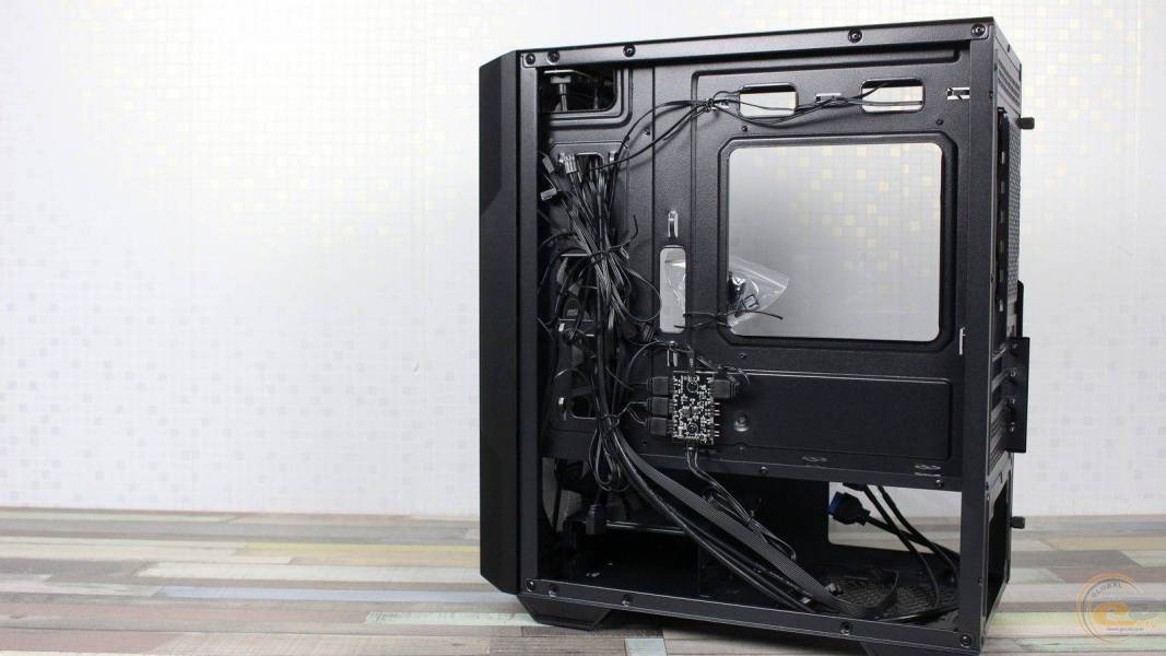 MSI MAG FORGE M110R AIRFLOW-9