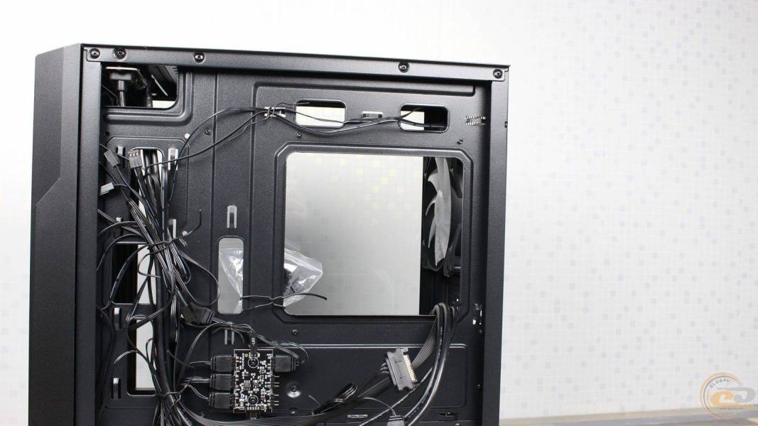 MSI MAG FORGE M110R AIRFLOW-9