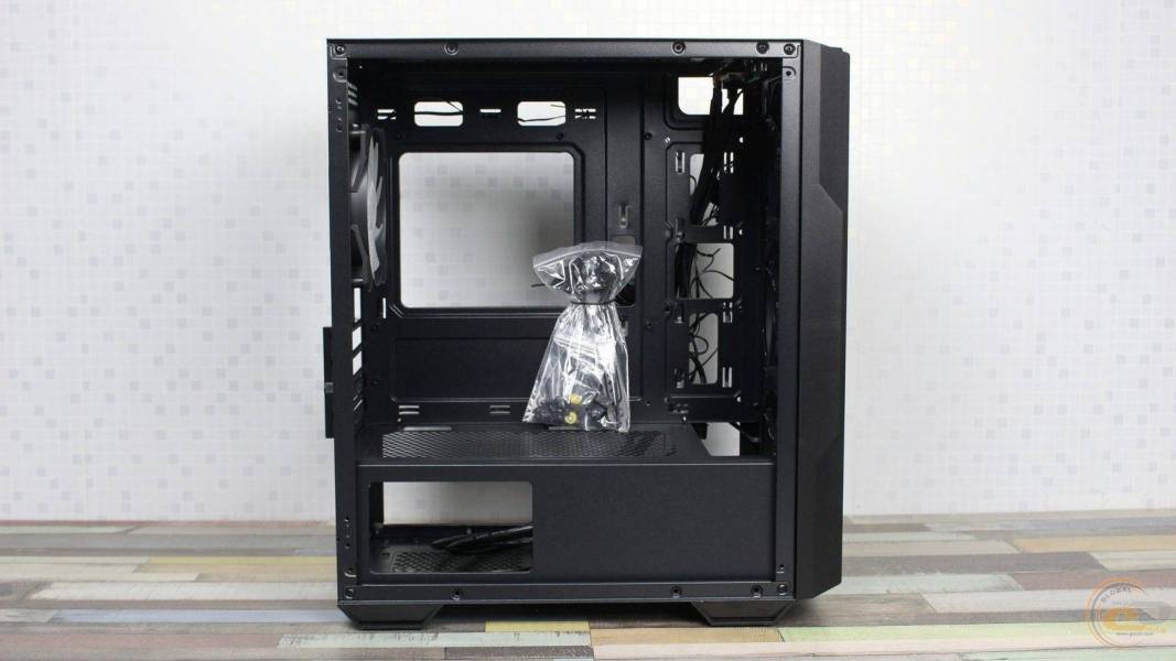 MSI MAG FORGE M110R AIRFLOW-9